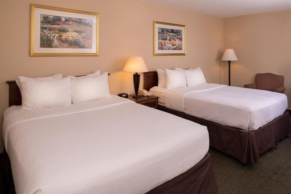 Ramada Plaza Rochester Airport Ngoại thất bức ảnh