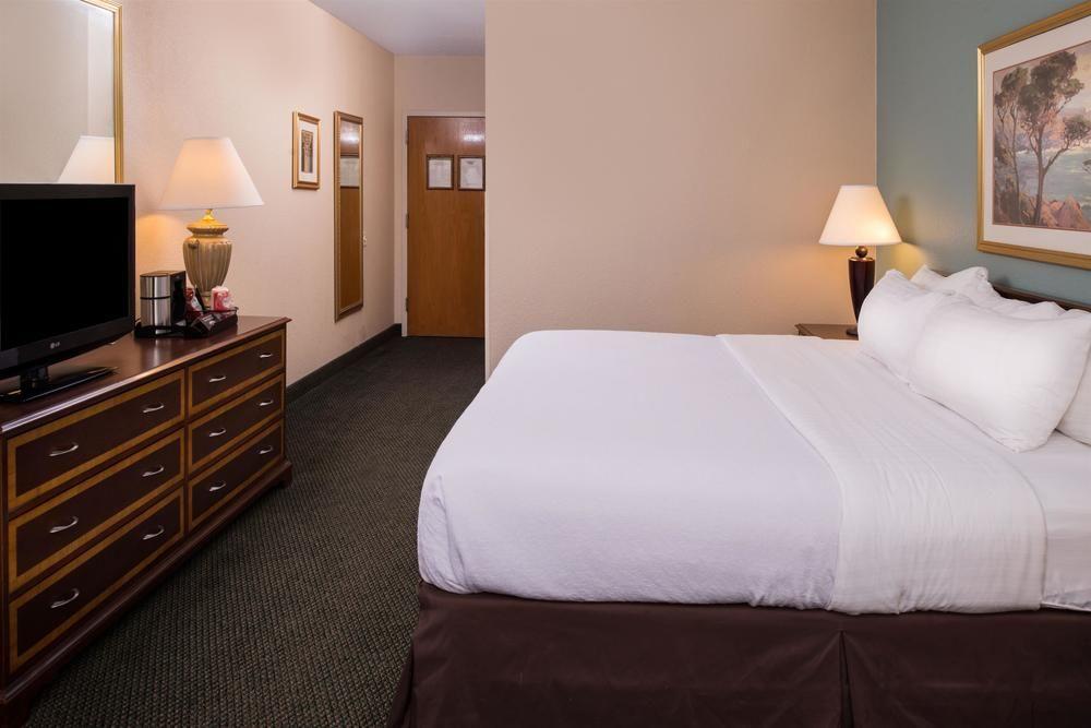 Ramada Plaza Rochester Airport Ngoại thất bức ảnh