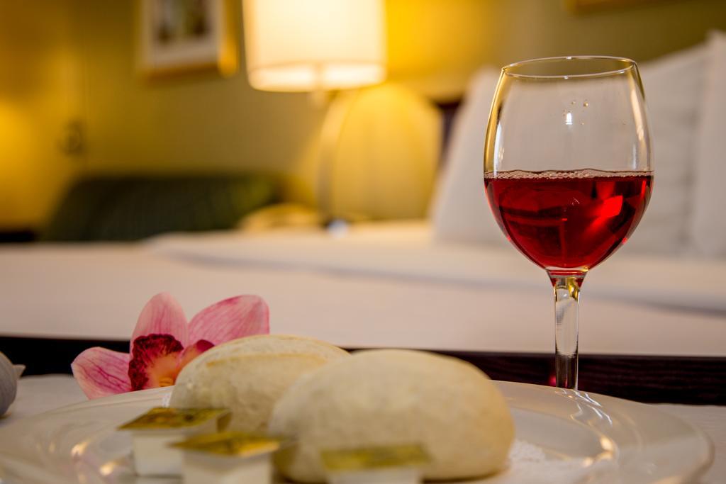 Ramada Plaza Rochester Airport Ngoại thất bức ảnh