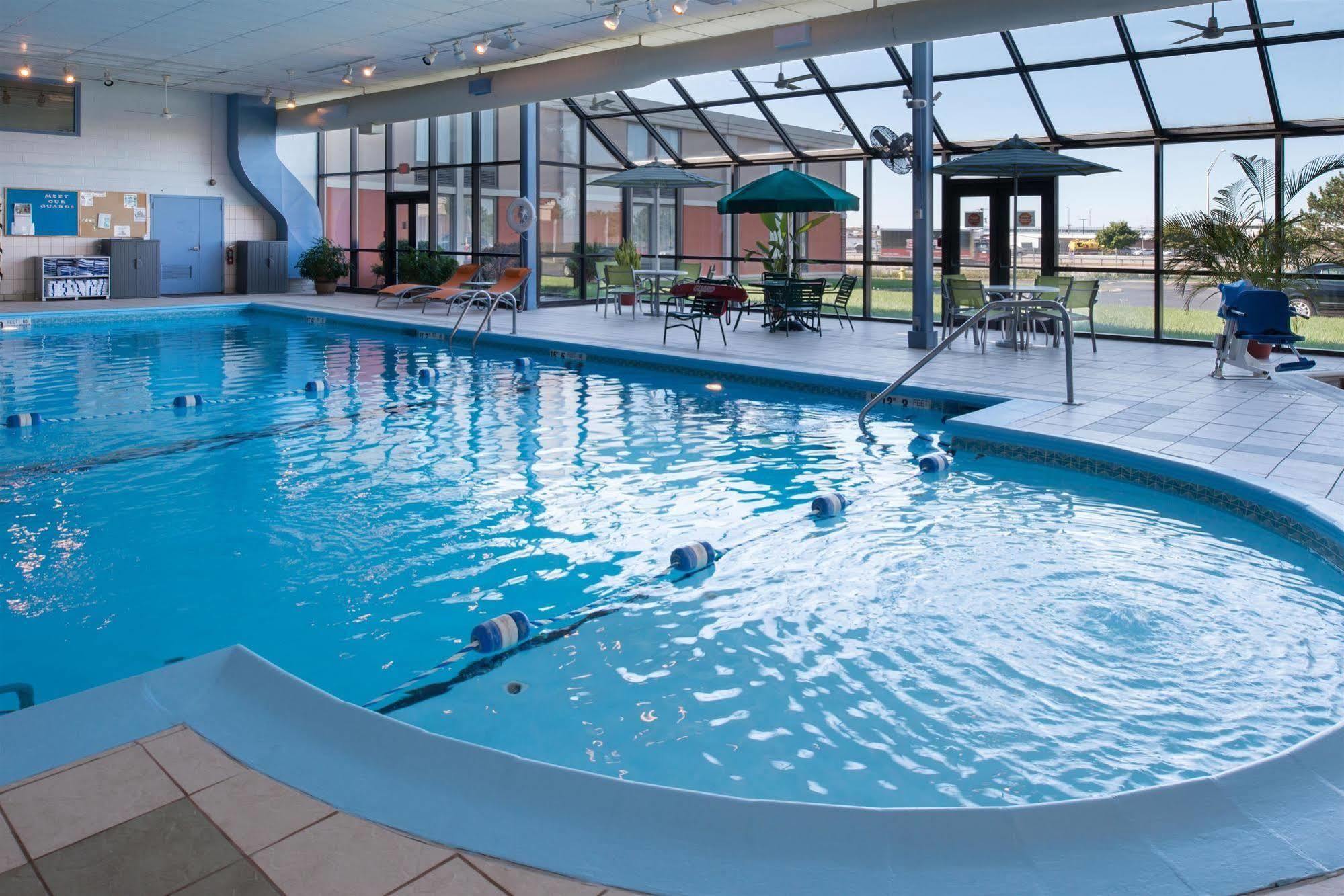 Ramada Plaza Rochester Airport Ngoại thất bức ảnh